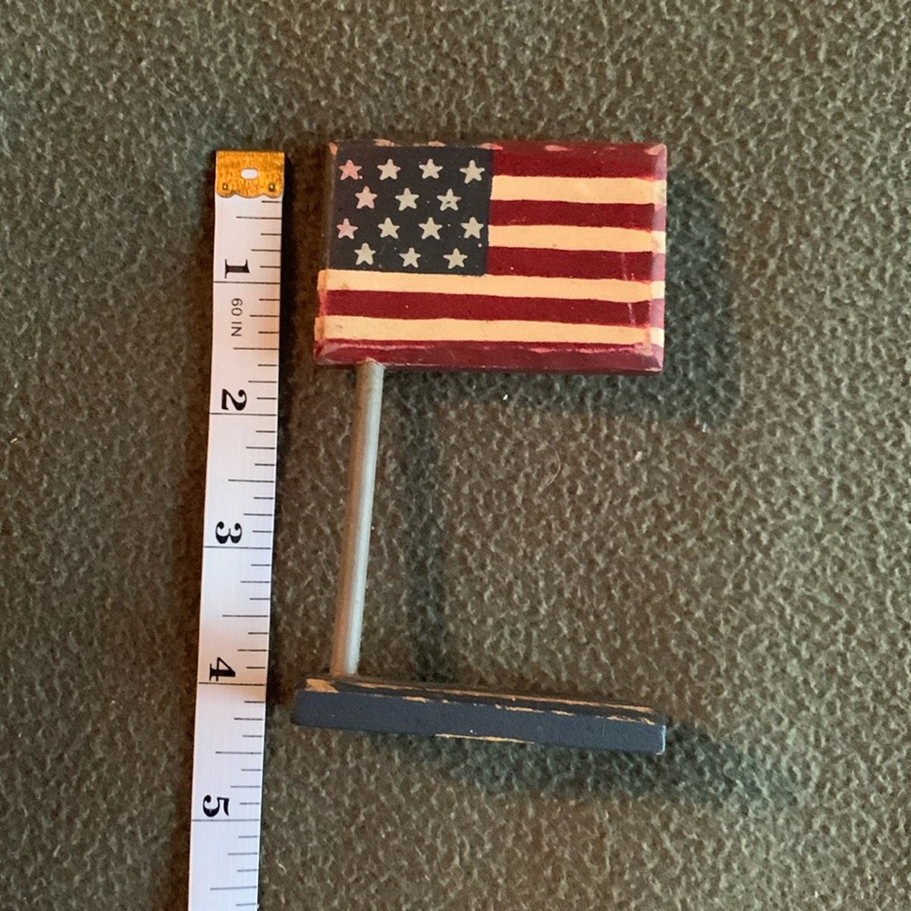 Set of 15 rustic decorative American flags. Approximately 2 1/2” x 4 1/4” x 1” - Picture 4 of 6